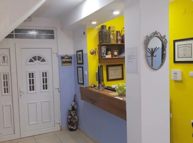 Apartments & Rooms Left River