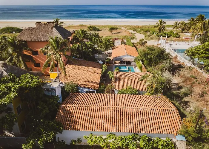Hotel with pool: La Playita Beach House