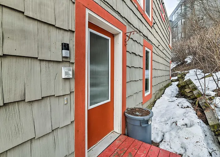 Walk To Town And Coast Anchorage Condo With Fireplace