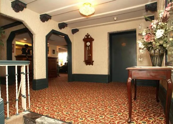 Luxury hotel only: Senate Luxury Suites